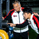 老将‘Veteran’在训练中指导年轻队员的严肃瞬间