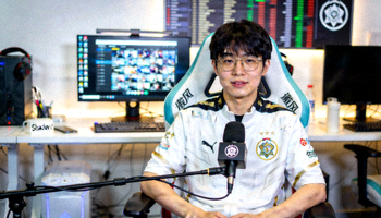 明星选手Shadow在训练室接受专访的正面肖像