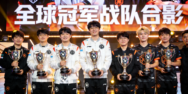 全球各大赛区冠军战队齐聚一堂，手捧奖杯的冠军合影